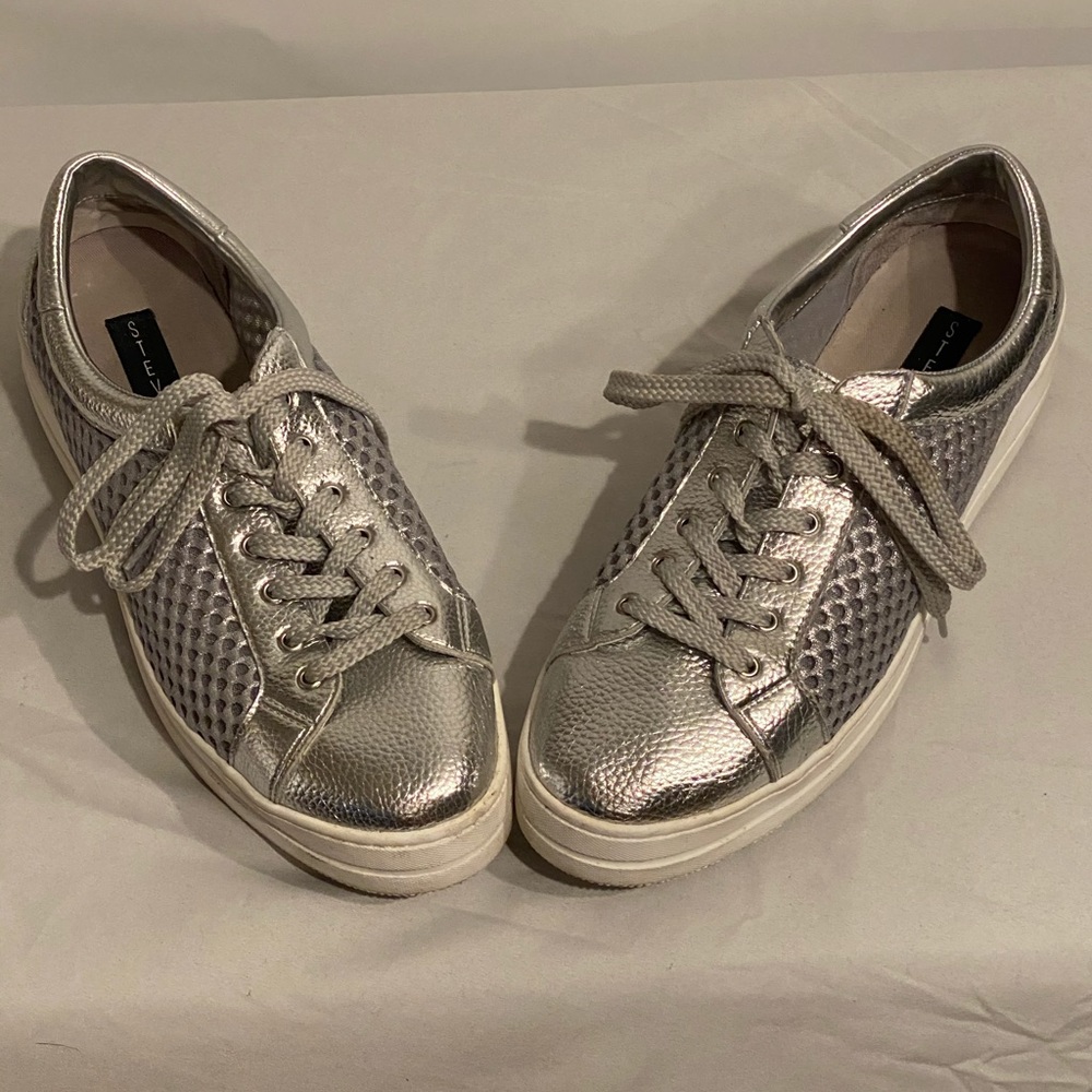 Tennis shoes